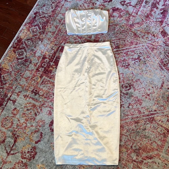 🤍GORGEOUS Lulu’s 2 Piece White Satin Corset and Pencil Skirt Dress Set 🤍 - Picture 7 of 10